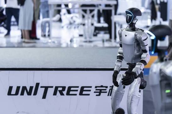 宇树推出 9.5 万元人形机器人 G1+？具身终端入局催生跨端互联闭环